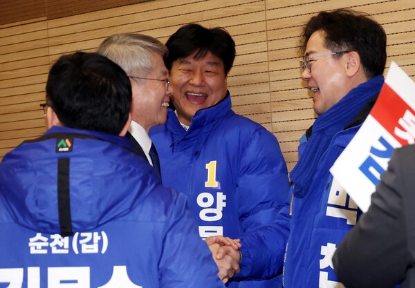 더불어민주당 경기 안산갑 양문석 후보.(오른쪽부터 두번째). photo 뉴시스