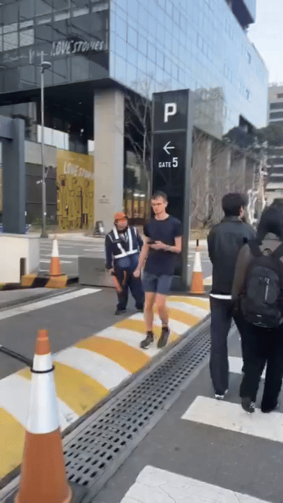 가상 화폐 이더리움(ETH) 창시자 부테린이 판교 거리를 거니는 모습. photo X(엑스) 갈무리