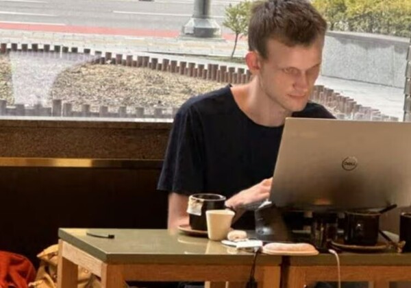 판교 한 카페에서 포착된 부테린. photo X(엑스) 발췌