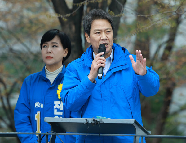임종석 전 청와대 비서실장이 지난달 28일 오전 서울 왕십리역 광장에서 중구성동갑 전현희 후보 지지 유세를 하고 있다. photo 뉴시스