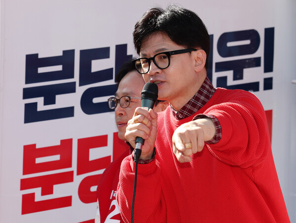 한동훈 국민의힘 비상대책위원장이 지난 3월 31일 오전 경기 성남시 분당구 오리역광장에서 열린 '국민의힘으로 성남살리기' 지원유세에서 윤용근 중원구, 김은혜 분당구을, 장영하 수정구 후보의 지지를 호소하고 있다. photo 뉴시스