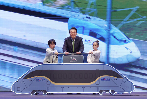 윤석열 대통령이 1일, 대전 동구 한국철도공사(코레일) 본사에서 열린 KTX 개통 20주년 기념식에서 기념 세리머니를 하고 있다. photo 뉴시스