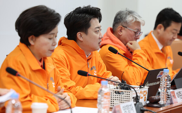 이준석(왼쪽 두번째) 개혁신당 대표가 지난달 20일 오전 서울 여의도 국회에서 열린 제15차 최고위원회의에서 발언하고 있다. photo 뉴시스