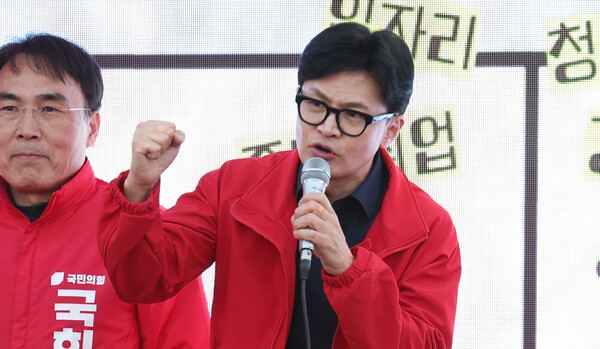 한동훈 국민의힘 비상대책위원장이 1일 오후 경남 창원 진해구 중원로터리에서 열린 ‘국민의힘으로 진해살리기’ 지원유세에서 이종욱 경남 창원시진해구 후보의 지지를 호소하고 있다. photo 뉴시스