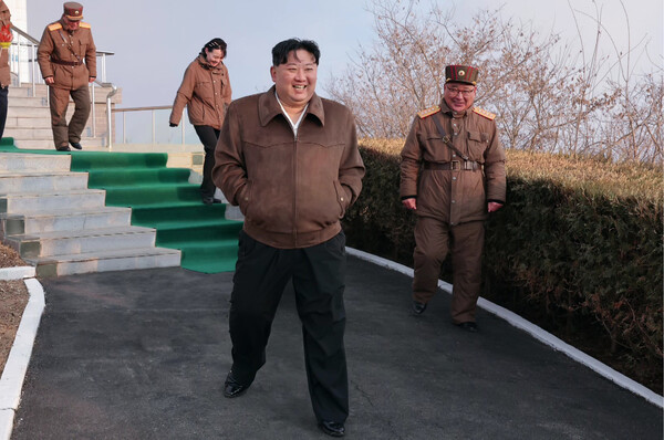지난 3월 19일, 김정은 조선노동당 총비서 겸 국무위원장(가운데)이 서해위성발사장에서 신형 중장거리 극초음속 미사일 다단계 고체연료엔진 지상 분출시험을 지도하고 있다. 김정은 뒤편의 여성은 김여정 조선노동당 부부장. photo 뉴시스
