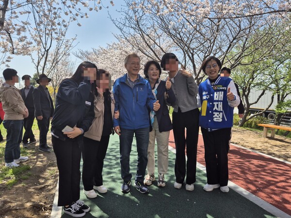 지난 4월 1일, 부산 사상구의 낙동강 벚꽃길을 찾아 배재정 더불어민주당 후보(오른쪽)를 격려하는 문재인 전 대통령과 김정숙 여사 내외.(가운데) photo 뉴시스