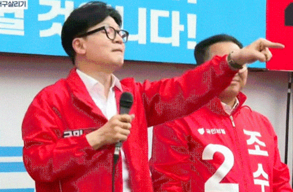 자신을 향해 욕설을 하는 사람을 만류하지 말라고 말하는 한동훈 국민의힘 비상대책위원장. photo 유튜브 발췌