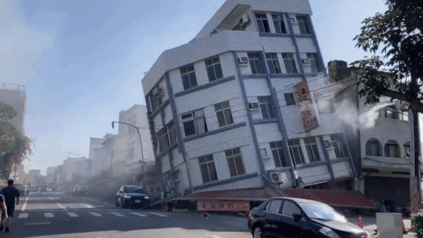 3일(현지시각) 대만에서 발생한 지진으로 화롄 지역 건물이 무너진 가운데 주민들이 건물에서 구조되고있다. photo X(엑스) 발췌