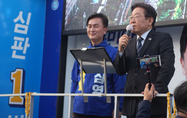 이재명 더불어민주당 대표가 지난 2일 오후 서울 동작구 남성역 인근에서 열린 류삼영(동작을) 후보의 선거 지원 유세에서 시민들에게 지지를 호소하고 있다. photo 뉴시스