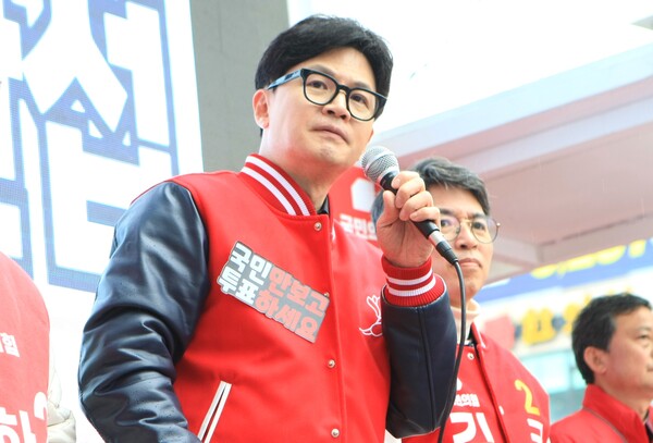 한동훈 국민의힘 비상대책위원장이 3일 강원 원주시 단구동 롯데시네마앞에서 박정하·김완섭 후보 지원 유세를 하고 있다. photo 뉴시스