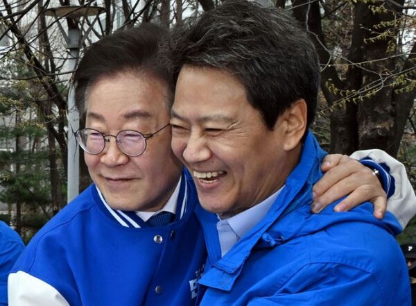이재명 더불어민주당 대표와 임종석 전 청와대 비서실장이 4.10 총선 공식 선거운동 첫날인 지난달 28일 오전 서울 왕십리역 광장에서 중구성동갑 전현희 후보와 중구성동을 박성준 후보 지지 유세를 포옹하고 있다. photo 공동취재