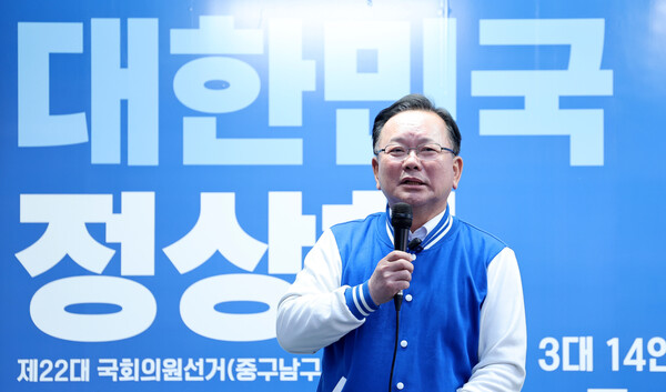 김부겸 더불어민주당 상임공동선대위원장이 지난 2일 대구 중구 동성로를 찾아 대구에 출마한 각 지역구 후보들의 지지를 호소하고 있다. photo 뉴시스