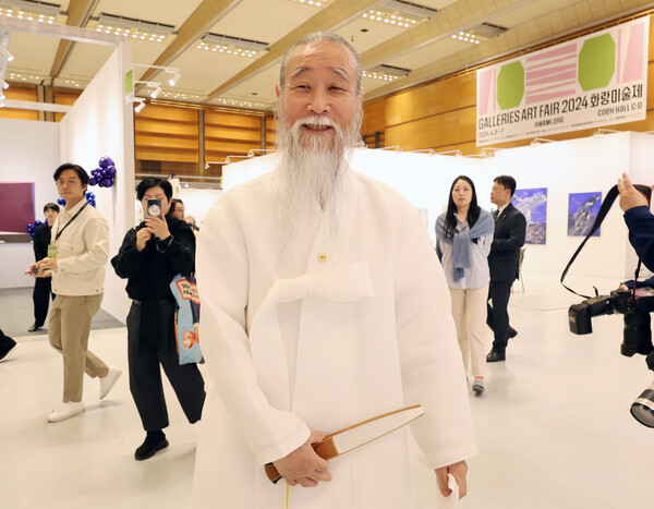 역술인 천공이 지난 3일 서울 강남구 코엑스에서 개막한 제42회 화랑미술제를 관람하고 있다. photo 뉴시스