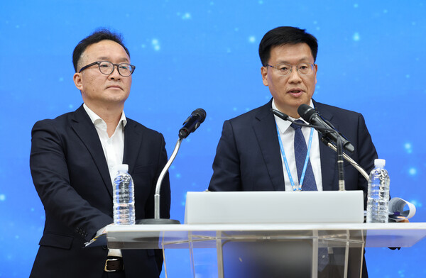 이호진(왼쪽) 금융감독원 중소금융검사 2국 국장과 이승권 새마을금고중앙회 검사감독 2본부 본부장이 4일 서울 강남구 새마을금고중앙회본부에서 편법 대출 의혹이 제기된 양문석 더불어민주당 후보 딸의 대구 수성새마을금고 사업자대출과 관련한 금융감독원-새마을금고중앙회 공동검사에 대한 중간 브리핑을 하고 있다. photo 뉴시스