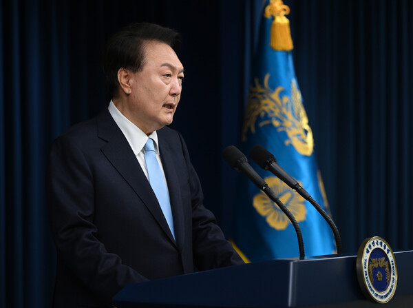 윤석열 대통령이 지난 4월 1일 서울 용산 대통령실에서 대국민 담화 '국민께 드리는 말씀'을 발표하고 있다. photo 대통령실 제공