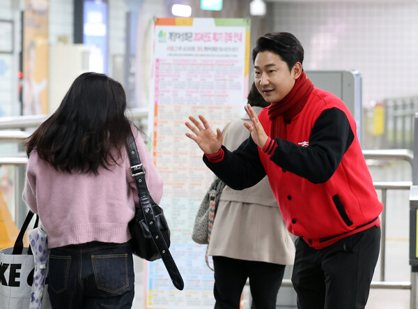 인천 계양을에 출마한 원희룡 국민의힘 후보의 후원회장 이천수씨가 지난달 28일 오전 인천 계양구 임학역에서 출근길 시민들에게 인사하고 있다. photo 뉴시스