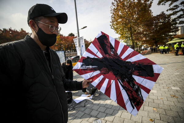 지난 2022년 한 시민단체 회원들이 정부의 대일정책에 항의하는 퍼포먼스를 하고 있다. photo 뉴시스