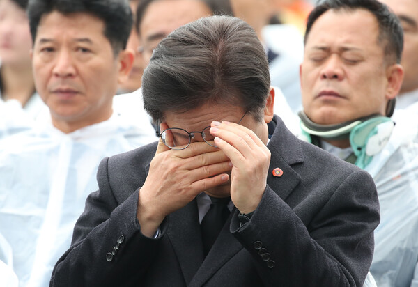 지난 4월 3일, 제주 4.3평화공원에서 열린 4.3사건 추념식에서 눈물을 훔치는 이재명 더불어민주당 대표. photo 뉴시스