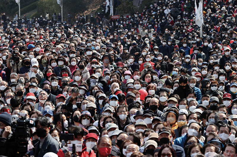 2022년 3월 8일 부산 연제구 온천천 일대에서 시민들이 윤석열 당시 국민의힘 대선 후보의 유세를 지켜보고 있다. photo 뉴시스