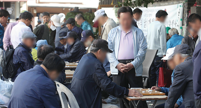 서울 종로구 탑골공원에서 장기를 두는 노인들의 모습. 60대 이상 노인층은 전체 선거인 수의 3분의1 가까이를 차지한다.  photo 뉴시스