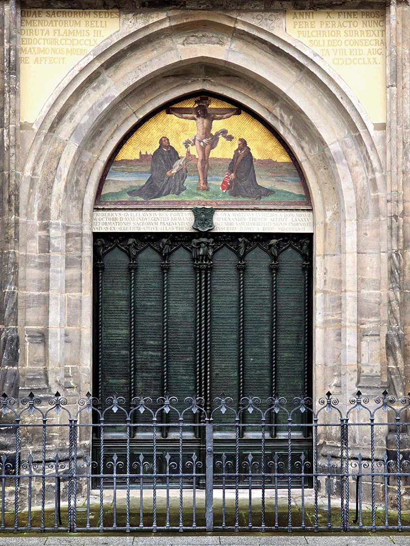 루터가 95개 반박문 논제를 붙인 성채교회 문. 원래 목재였으나 불타버렸고 1858년 청동으로 바꾸었다. 십자가의 왼쪽은 루터, 오른쪽은 멜란히톤이다.