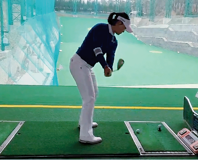 손과 헤드가 일치되는 모습을 거울로 확인하면서 빈 스윙 연습을 한다. photo 민학수