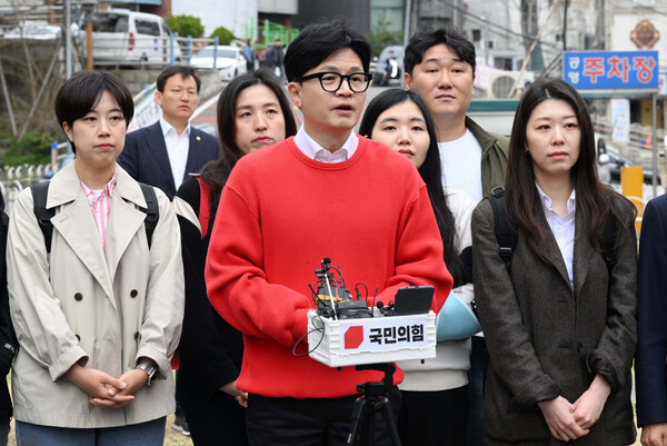 한동훈 국민의힘 비상대책위원장이 5일 오전 서울 서대문구 구.신촌동주민센터에 마련된 제22대 국회의원 선거 사전투표소에서 투표를 마친 후 취재진의 질문에 답변하고 있다. photo 뉴시스