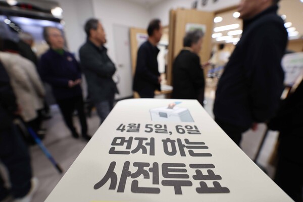 제22대 국회의원선거 사전투표 첫날인 5일 서울 서초구 방배3동 주민센터에 마련된 사전투표소에서 유권자들이 투표를 하기 위해 대기하고 있다. photo 뉴시스