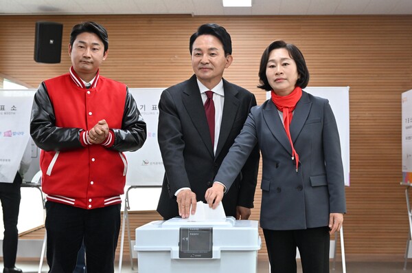 원희룡 국민의힘 인천 계양을 국회의원 후보가 사전투표 첫날인 5일 인천 사전투표소에서 부인 강윤형씨와 함께 투표를 하고 있다. 왼쪽은 후원회장인 방송인 이천수. photo 뉴시스