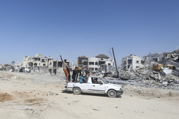 7일(현지시각) 이스라엘군이 철수한 가자지구 남부 칸유니스에서 팔레스타인 주민들이 이스라엘의 공습과 지상공격으로 폐허가 된 거리를 자동차로 지나고 있다. 요아브 갈란트 이스라엘 국방장관은 이스라엘군이 '후속 임무' 준비를 위해 가자지구 남부에서 철수했다고 밝혔다. photo 뉴시스 / ap