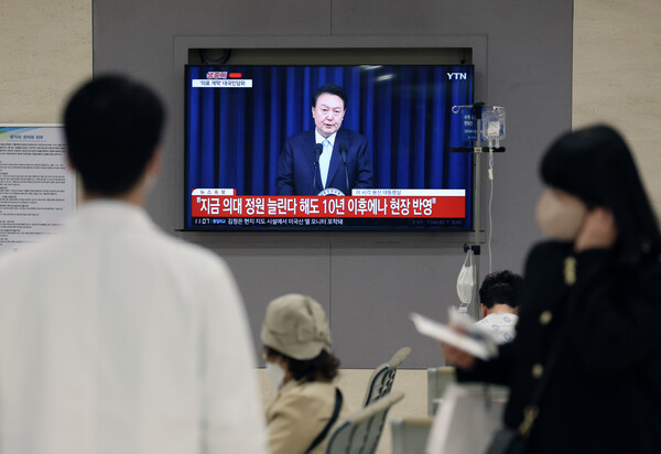 지난 4월 1일 서울의 한 대학병원에서 의사가 윤석열 대통령의 의대 정원 증원 관련 대국민담화 TV 생중계를 지켜보고 있다. photo 뉴시스