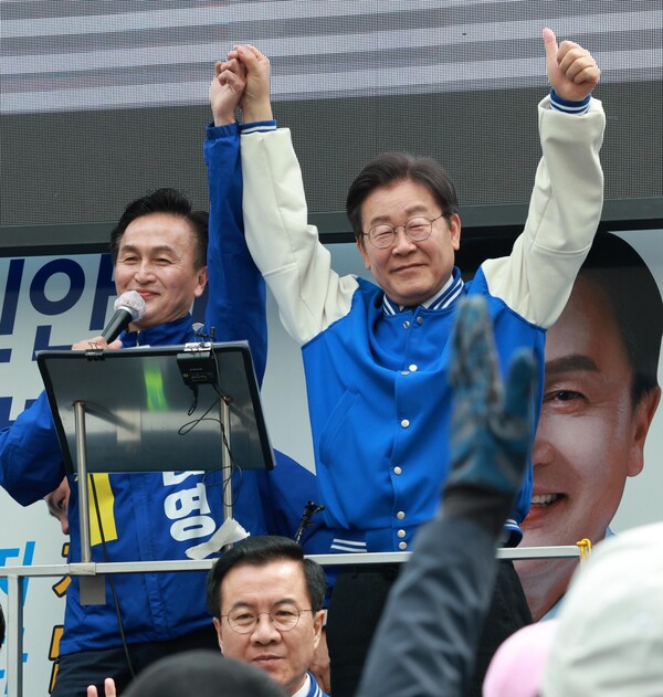 이재명 더불어민주당 대표가 8일 오전 서울 동작구 남성사계시장에서 류삼영 동작을 후보 지지유세를 하고 있다. photo 뉴시스