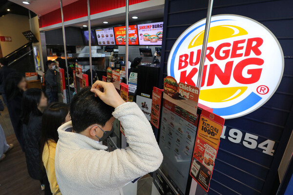 버거킹이 지난달 10일부터 버거 32종과 사이드 메뉴 및 음료 15종 등 총 47종의 제품 가격을 평균 2.0% 인상했다. 사진은 8일 오후 서울 시내 버거킹 매장 모습. photo 뉴시스