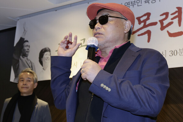 14일 서울 중구 플라자 호텔에서 열린 박정희 전 대통령과 육영수 여사의 생애와 업적을 다룬 다큐멘터리 영화 '그리고 하얀 목련이 필때면' 제작 발표회에서 제작자인 가수 김흥국이 인사말을 하고 있다. photo 뉴시스