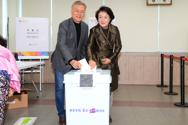 지난 4월 5일, 경남 양산 하북면 주민자치센터에서 사전투표를 하는 문재인 전 대통령과 김정숙 여사 내외. photo 뉴시스