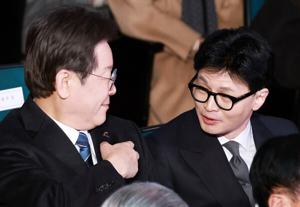 한동훈 국민의힘 비상대책위원장과 이재명 더불어민주당 대표가 지난 3월 1일 서울 중구 유관순기념관에서 열린 제105주년 3·1절 기념식에 앞서 대화하고 있다. photo 뉴시스