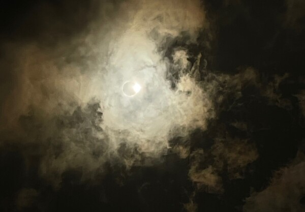 미국 텍사스 댈러스 지역에서 관측된 개기일식. 일반 휴대폰 카메라로도 또렷하게 현상이 관측된다. photo 독자제공