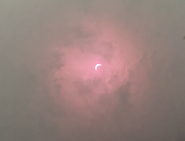 미국 텍사스 댈러스 지역에서 관측된 개기일식. 일반 휴대폰 카메라로도 또렷하게 현상이 관측된다. photo 독자제공