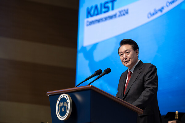 윤석열 대통령이 지난 2월 16일 대전 유성구 카이스트(KAIST)에서 열린 2024년 학위수여식에서 축사를 하고 있다. photo 뉴시스