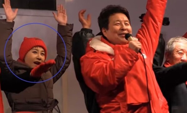 가수 리아가 2012년 박근혜 만세를 외치고 있는 모습. photo 뉴스1TV