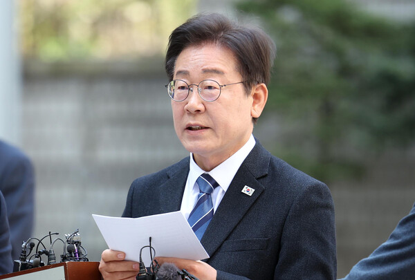 이재명 더불어민주당 대표가 9일 서울 서초구 서울중앙지법에서 열린 대장동 배임 및 성남FC 뇌물 의혹 사건 1심 20차 공판 출석에 앞서 발언하고 있다. photo 뉴시스