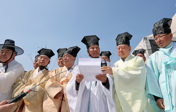 안동지역 유림 인사들의 모임인 안동유교선양회가 9일 오후 서울 영등포구 여의도 국회의사당 앞에서 김준혁 더불어민주당 경기 수원정 후보가 자신의 책에서 퇴계 이황 선생을 두고 성적 표현을 한 것에 대한 규탄 기자회견을 하고 있다. photo 뉴시스