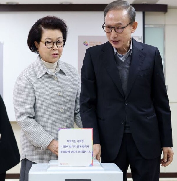 이명박 전 대통령이 10일 오전 서울 국민연금공단서울남부지역본부에 마련된 논현1동 제3투표소에서 부인 김윤옥 여사와 함께 투표를 하고 있다. photo 뉴시스(공동취재)