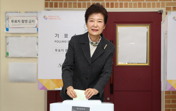 박근혜 전 대통령이 제22대 국회의원 선거일인 10일 오전 대구 달성군 비슬초등학교에 마련된 유가읍 제3투표소에서 투표하고 있다. photo 뉴시스