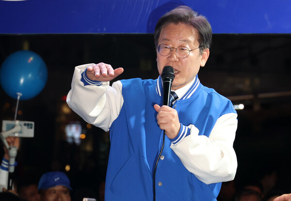 이재명 더불어민주당 대표가 9일 오후 서울 용산역 광장에서 열린 정권심판·국민승리 총력 유세에서 지지를 호소하고 있다. photo 뉴시스