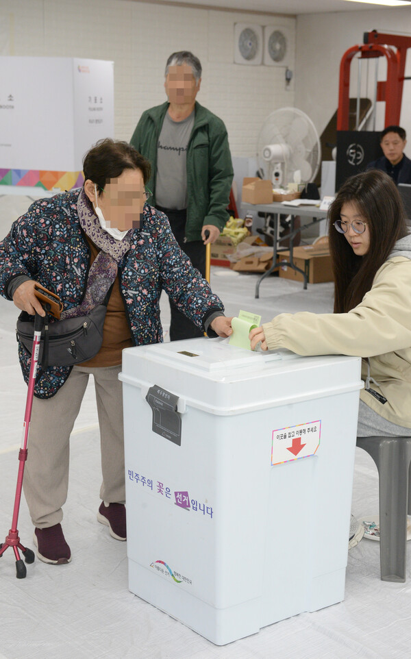 제22대 국회의원 선거일인 10일 울산 울주구 온산초등학교에 마련된 온양읍 제6투표소에서 유권자들이 투표를 하고 있다. photo 뉴시스