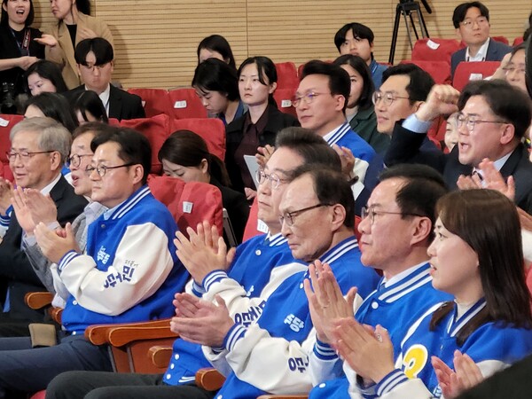 이재명 더불어민주당 대표가 10일 민주당 개표상황실에서 출구조사 결과를 지켜보고 있다. photo 김연진 주간조선 기자