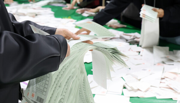 제22대 국회의원 선거일인 10일 전북 전주시 전주화산체육관에 마련된 개표소에서 개표 사무원들이 개표작업을 하고 있다. photo 뉴시스