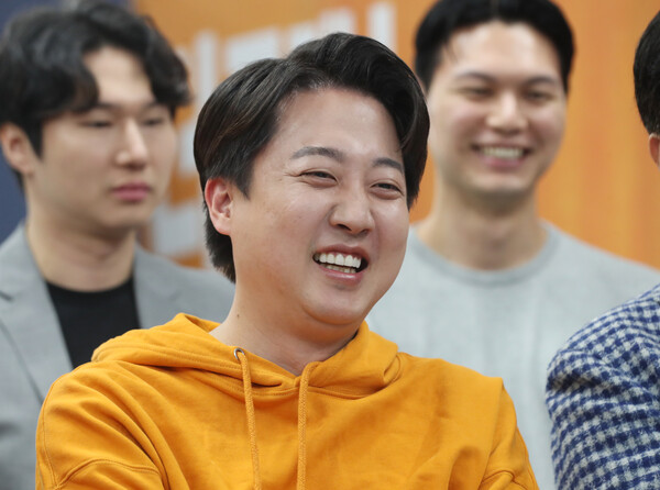 이준석 개혁신당 화성을 후보가 10일 오후 경기 화성시 동탄대로 라스플로레스에 위치한 선거사무소에서 제22대 국회의원 선거 출구조사 결과를 보고 기뻐하고 있다. photo 뉴시스