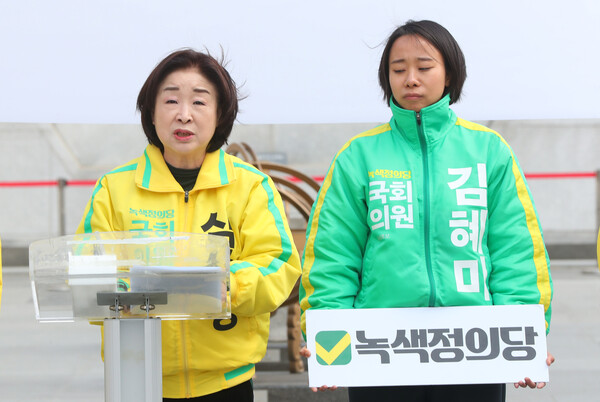 제22대 국회의원 선거 사전투표를 하루 앞둔 4일 오전 서울 종로구 광화문광장에서 열린 특별기자회견에서 심상정 녹색정의당 공동선대위원장이 발언하고 있다. photo 뉴시스